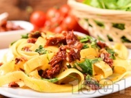 Рецепта Талятели със зехтин, сушени домати, рукола и слънчоглед